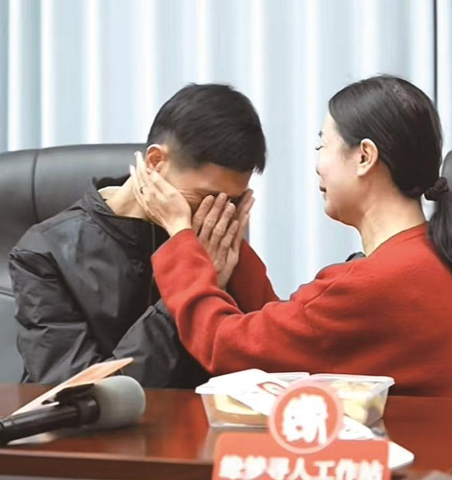 江西南昌鐵路公安局南昌公安處上演一場跨越33年的重逢,來自湖北仙桃的44歲女子李林與失散33年、比她小4歲的弟弟李鑫相擁。(網上圖片)