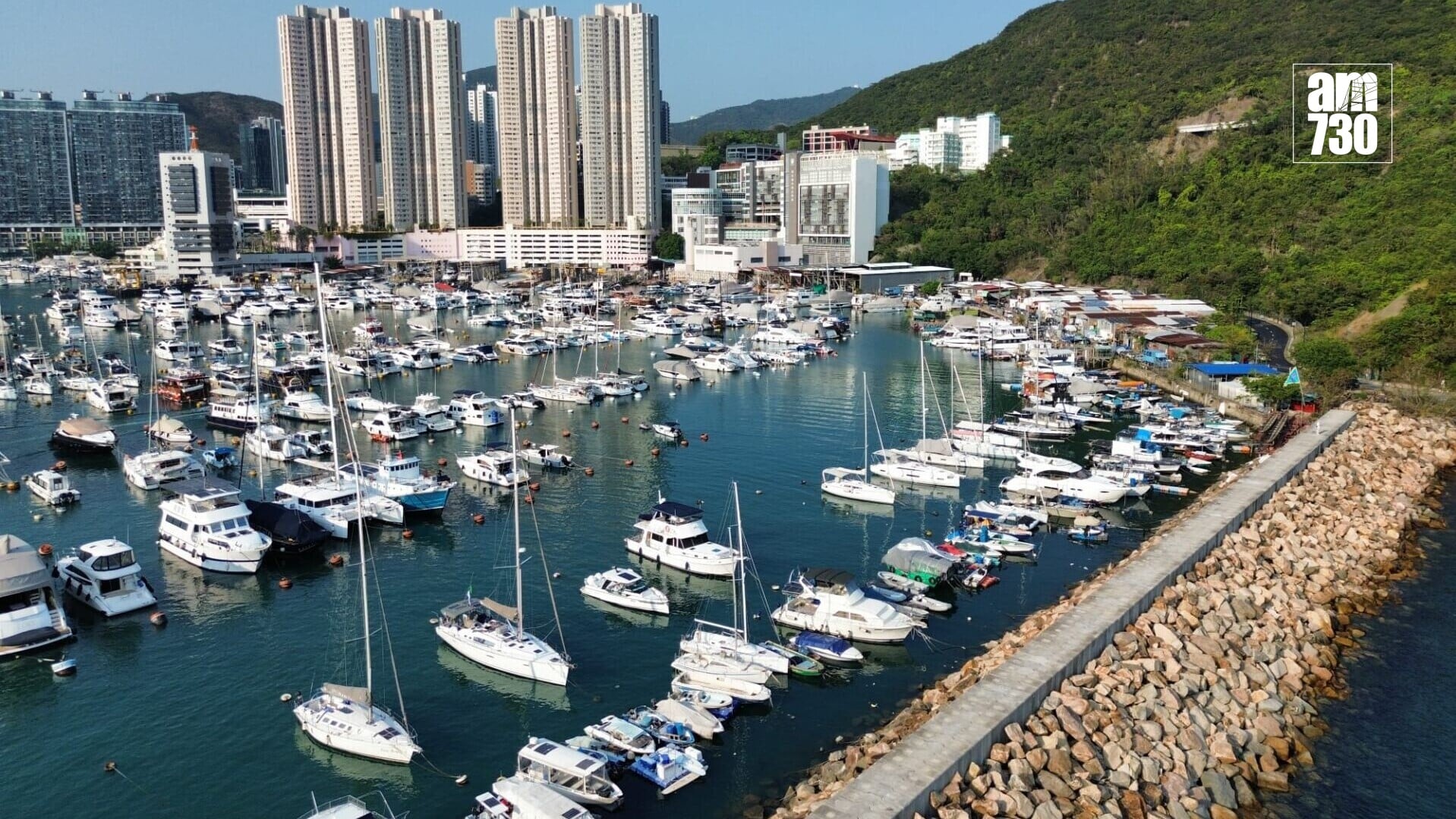 政府計劃在香港仔避風塘擴建部分等地點興建和營運新遊艇泊位，以推動遊艇旅遊。