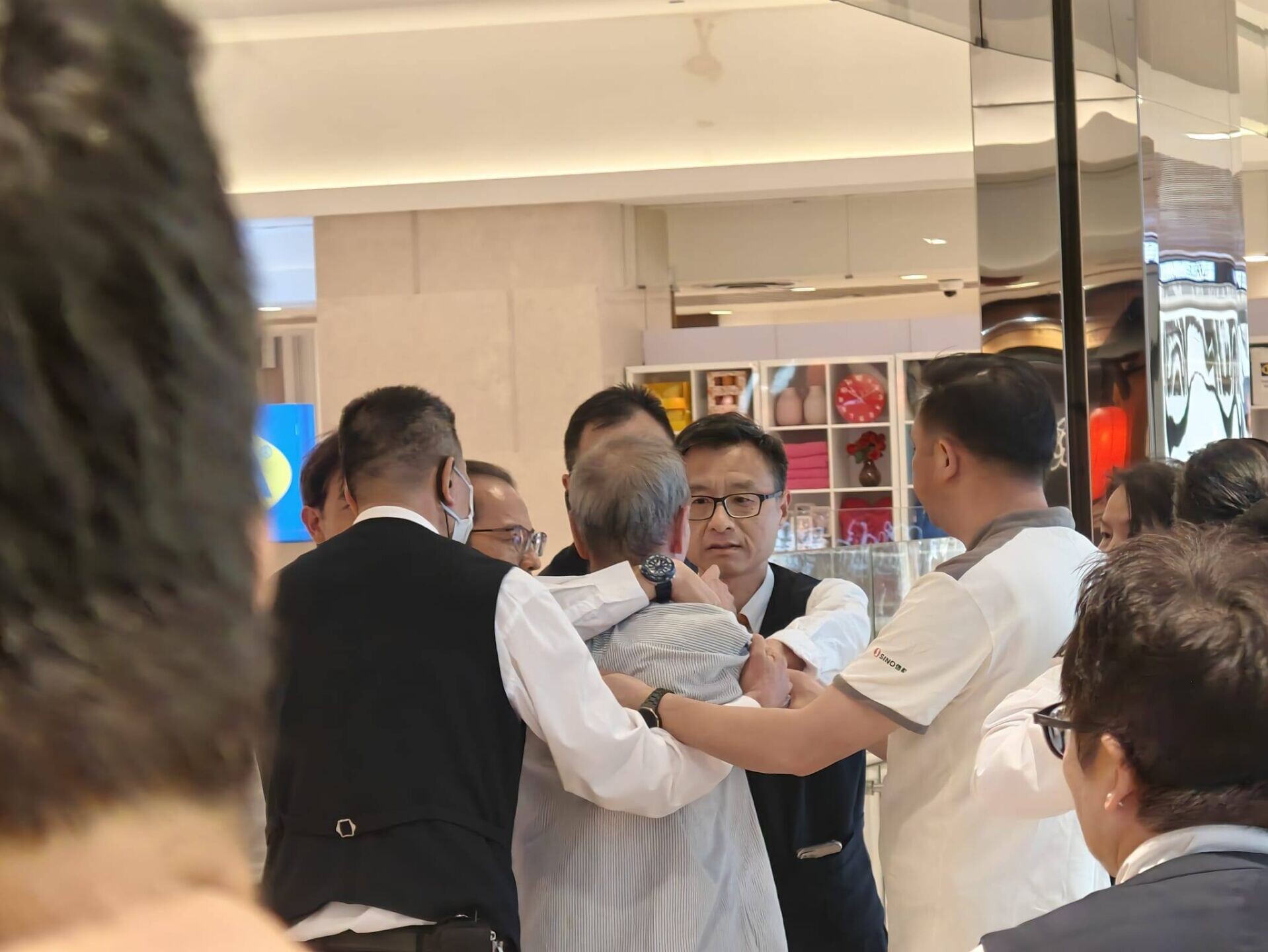 屯門市廣場夫婦企跳。(FB「屯門友」)