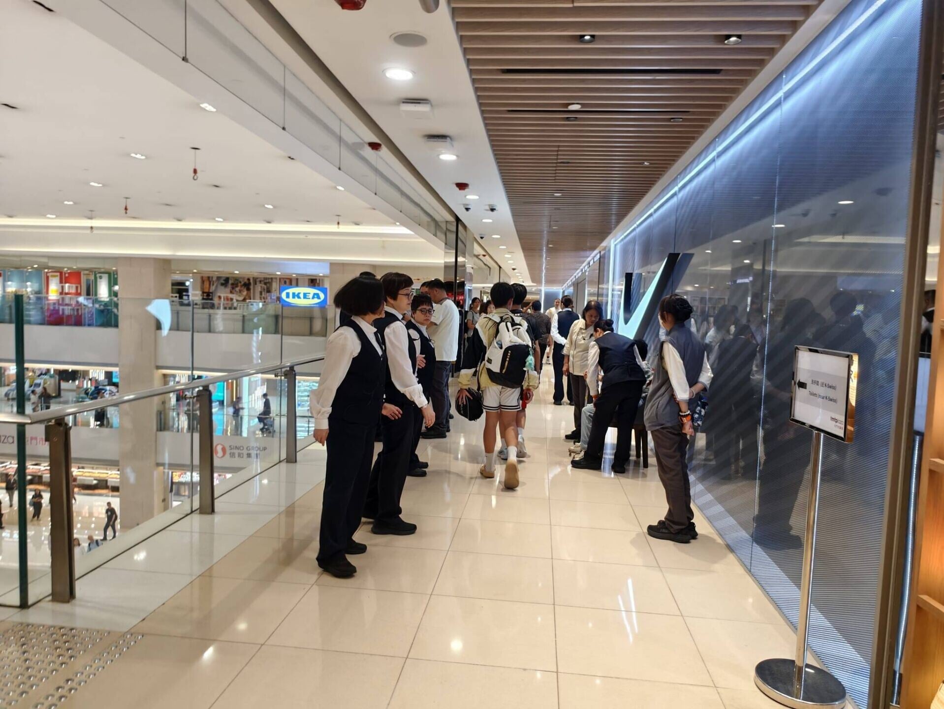 屯門市廣場夫婦企跳。(FB「屯門友」)