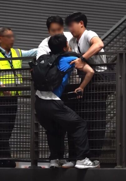 兩名懷疑為便衣警員的男子,上前將男事主捉緊,以防他失足由高處墮下。(Threads/3533pang5251)