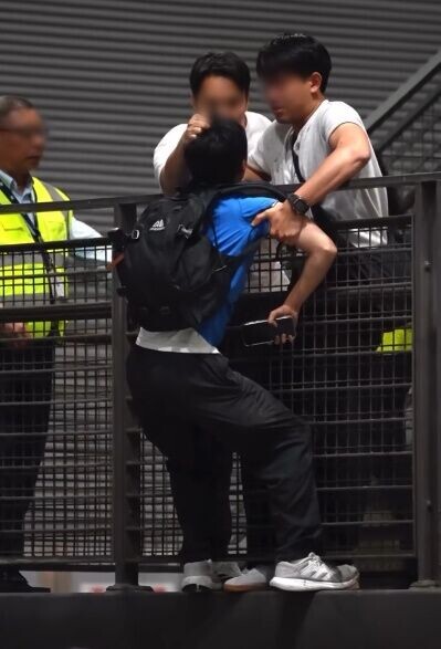 兩名懷疑為便衣警員的男子,上前將男事主捉緊,以防他失足由高處墮下。(Threads/3533pang5251)