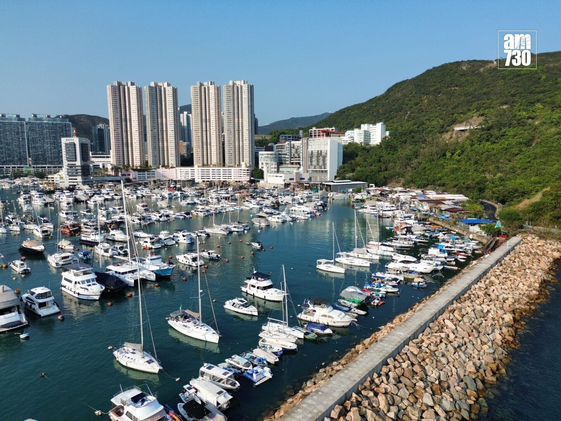 政府計劃在香港仔避風塘擴建部分等地點興建和營運新遊艇泊位,以推動遊艇旅遊。