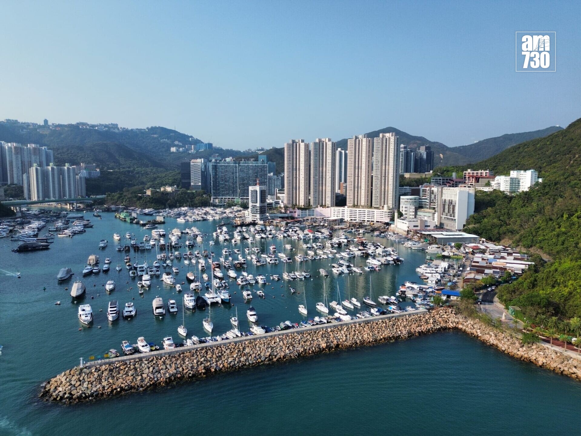 政府計劃在香港仔避風塘擴建部分等地點興建和營運新遊艇泊位,以推動遊艇旅遊。