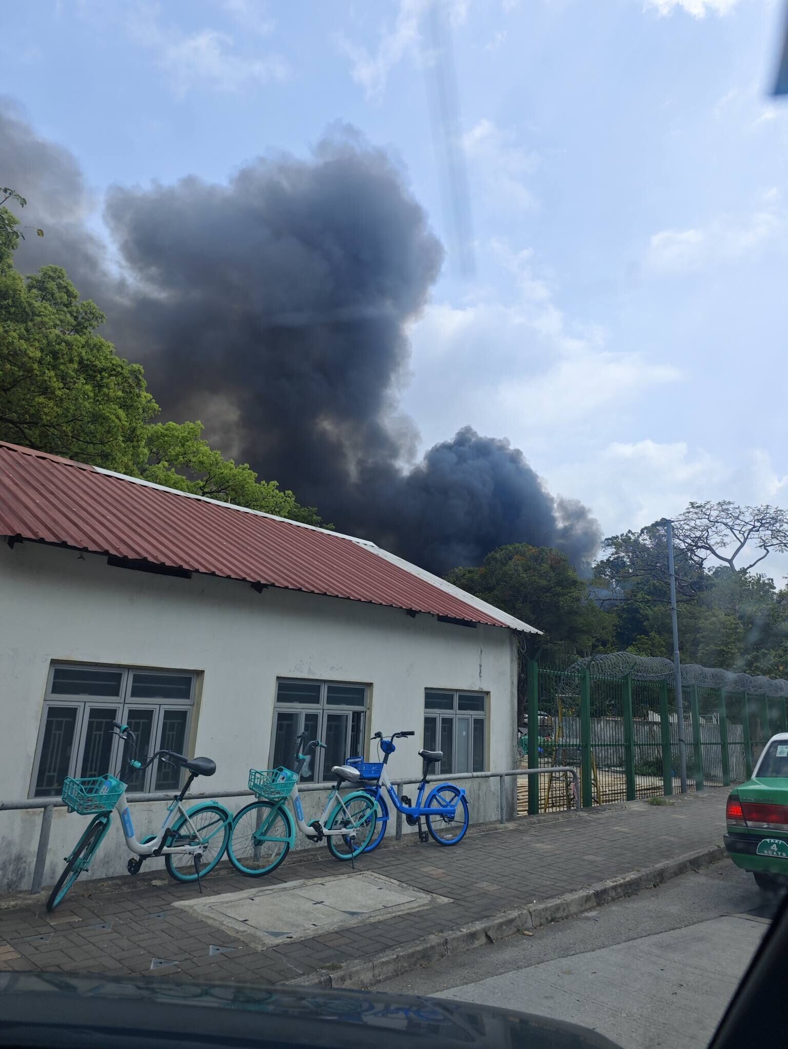大埔回收場起火傳爆炸聲,濃煙席捲半空消防撲救。(大埔TAI PO)