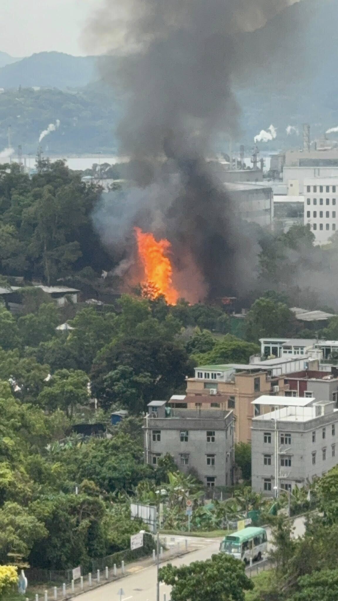大埔回收場起火傳爆炸聲,濃煙席捲半空消防撲救。(大埔TAI PO)