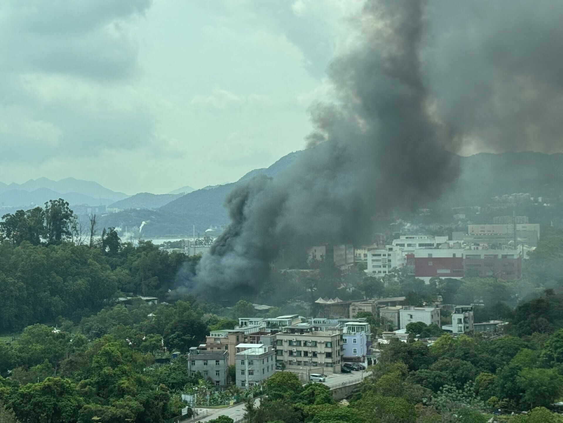 大埔回收場起火傳爆炸聲,濃煙席捲半空消防撲救。(大埔TAI PO)