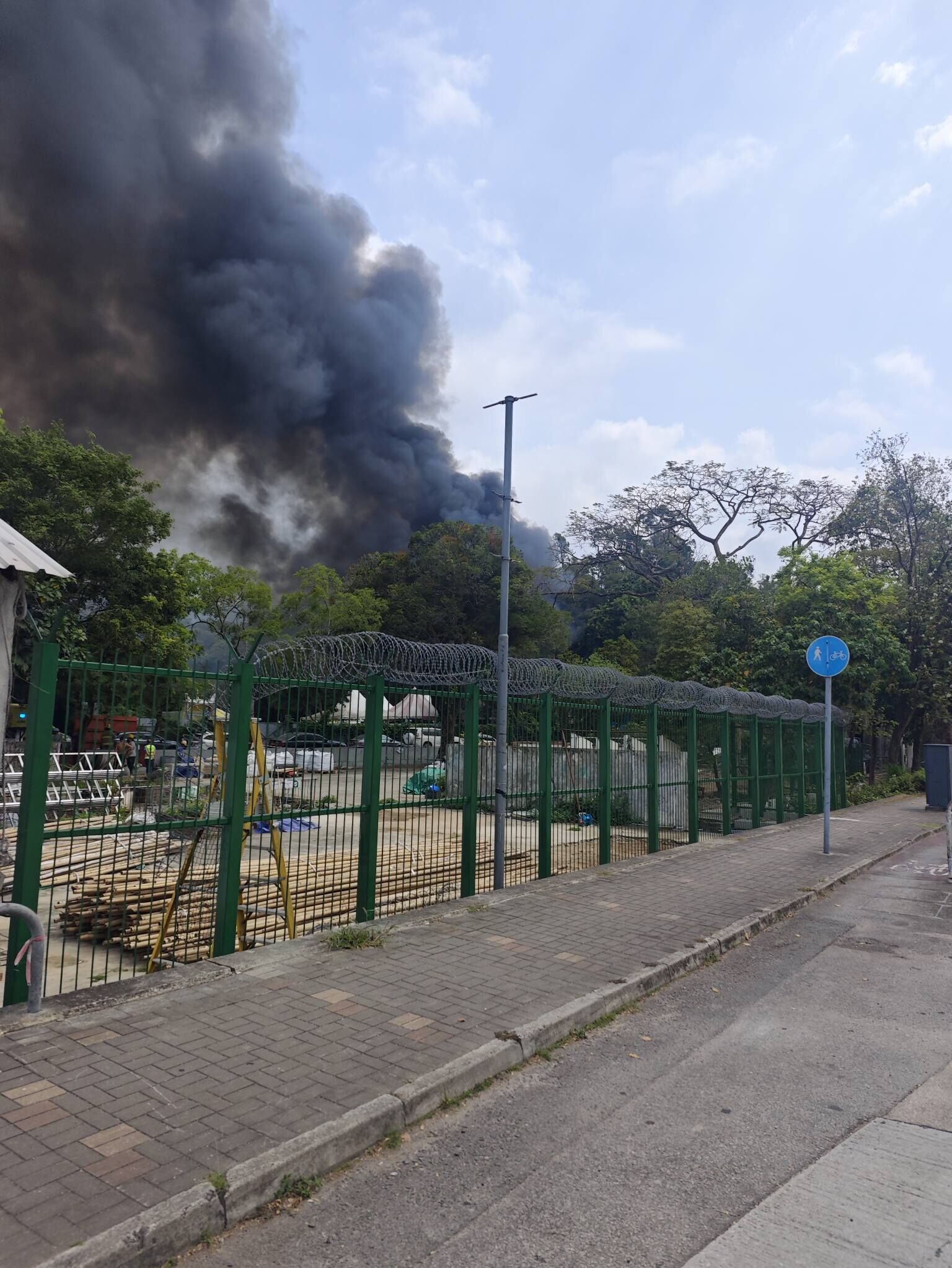 大埔回收場起火傳爆炸聲,濃煙席捲半空消防撲救。(大埔TAI PO)