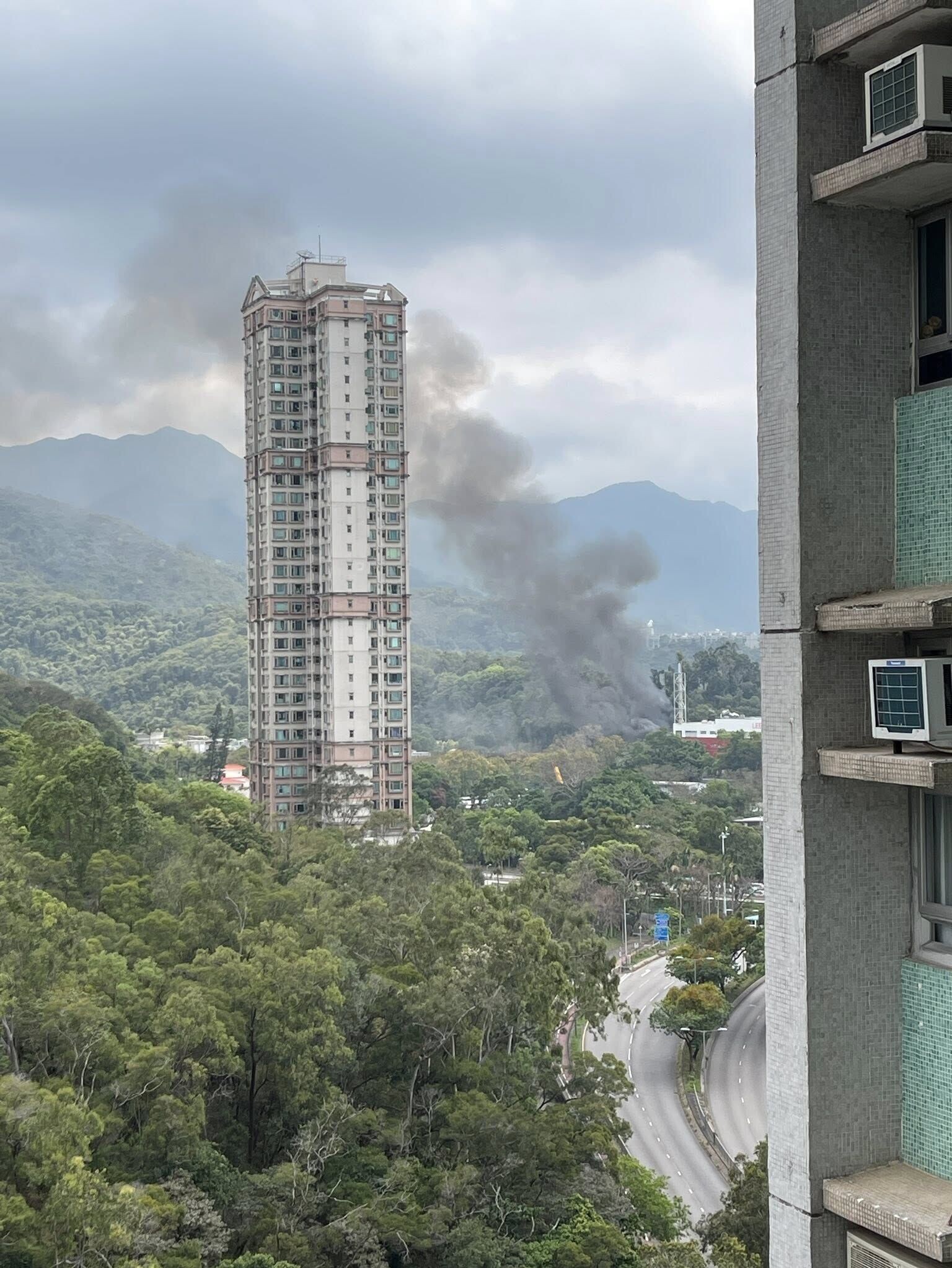 大埔回收場起火傳爆炸聲,濃煙席捲半空消防撲救。(大埔TAI PO)