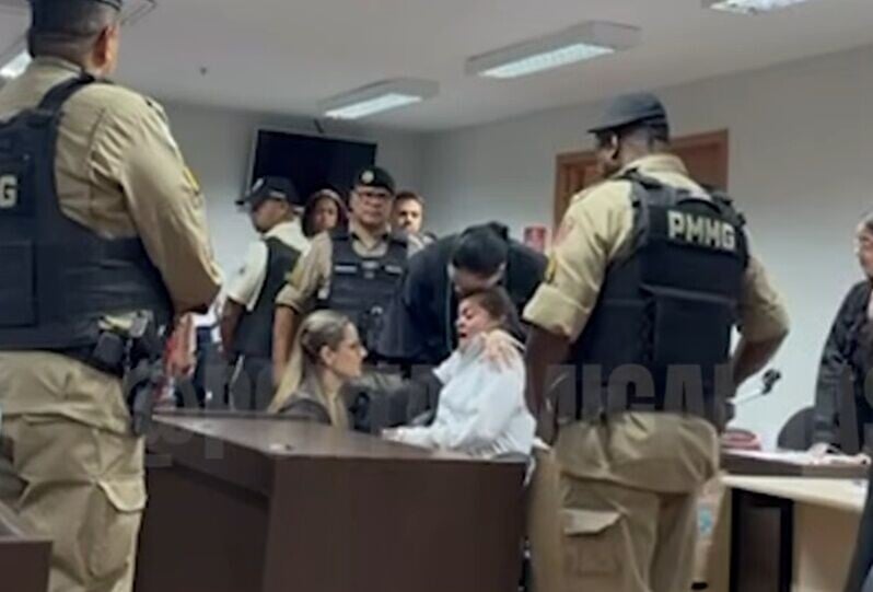 Érica聞判後,立即激動得跌坐椅上,呼吸急促、興奮落淚,並與其辯護律師相擁。(YouTube)
