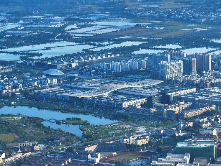 山下湖鎮俯瞰圖,正中央為華東國際珠寶城。(圖片來源:視覺中國)
