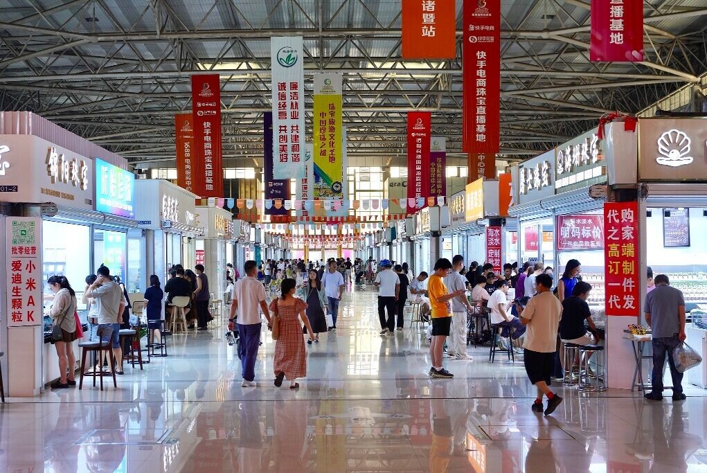 華東國際珠寶城,擁有數千個攤位,配備物流、質檢、倉儲等設施,可以做到快速發貨,每天發貨量達到2萬件。(圖片來源:視覺中國)