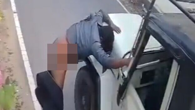 鐵騎士撞車慘遭撞甩褲被圍觀，驚險意外令人既同情又想笑。(X)