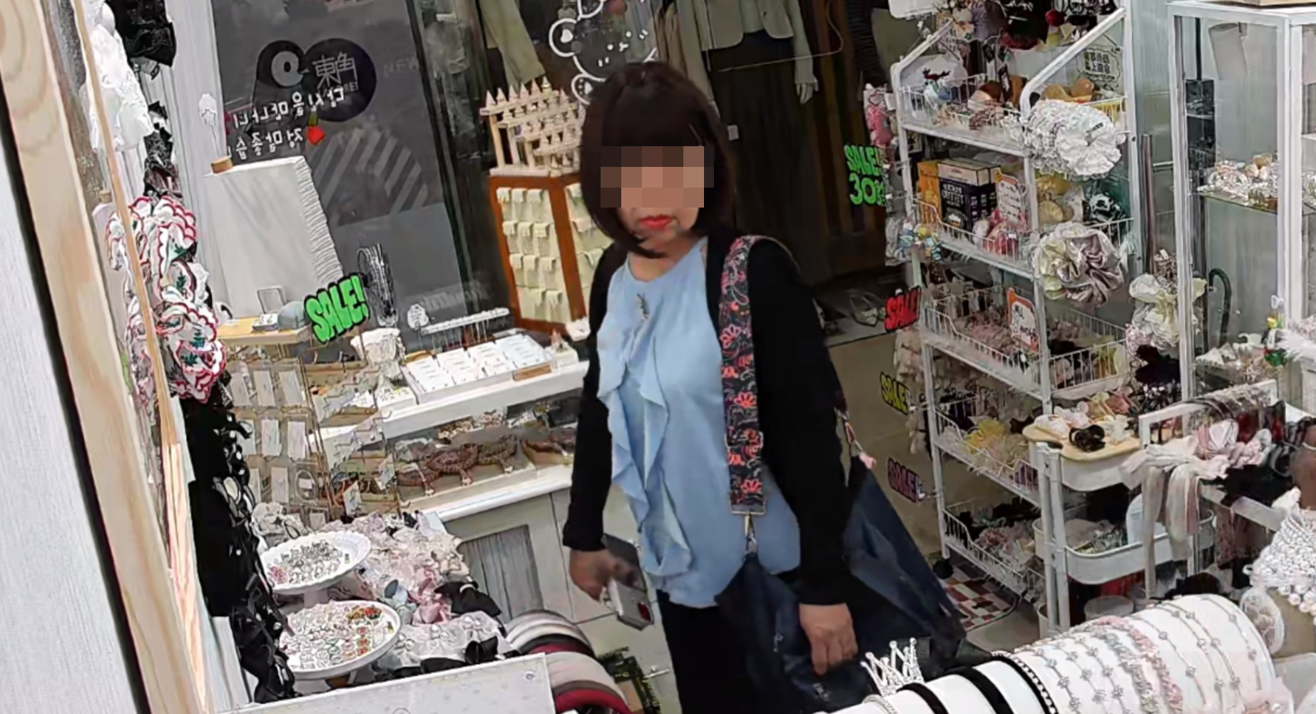 銅鑼灣「東角Laforet」商場一間飾品店發生懷疑店舖盜竊案。一名「冬菇頭」中年婦人徘徊期間,疑似偷了一對價值300元的耳環。(Threads)