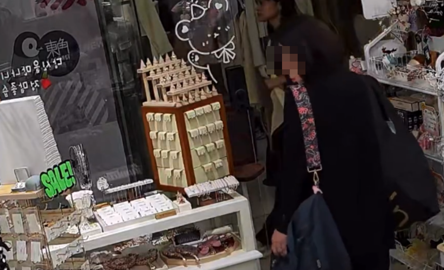 銅鑼灣「東角Laforet」商場一間飾品店發生懷疑店舖盜竊案。一名「冬菇頭」中年婦人徘徊期間,疑似偷了一對價值300元的耳環。(Threads)