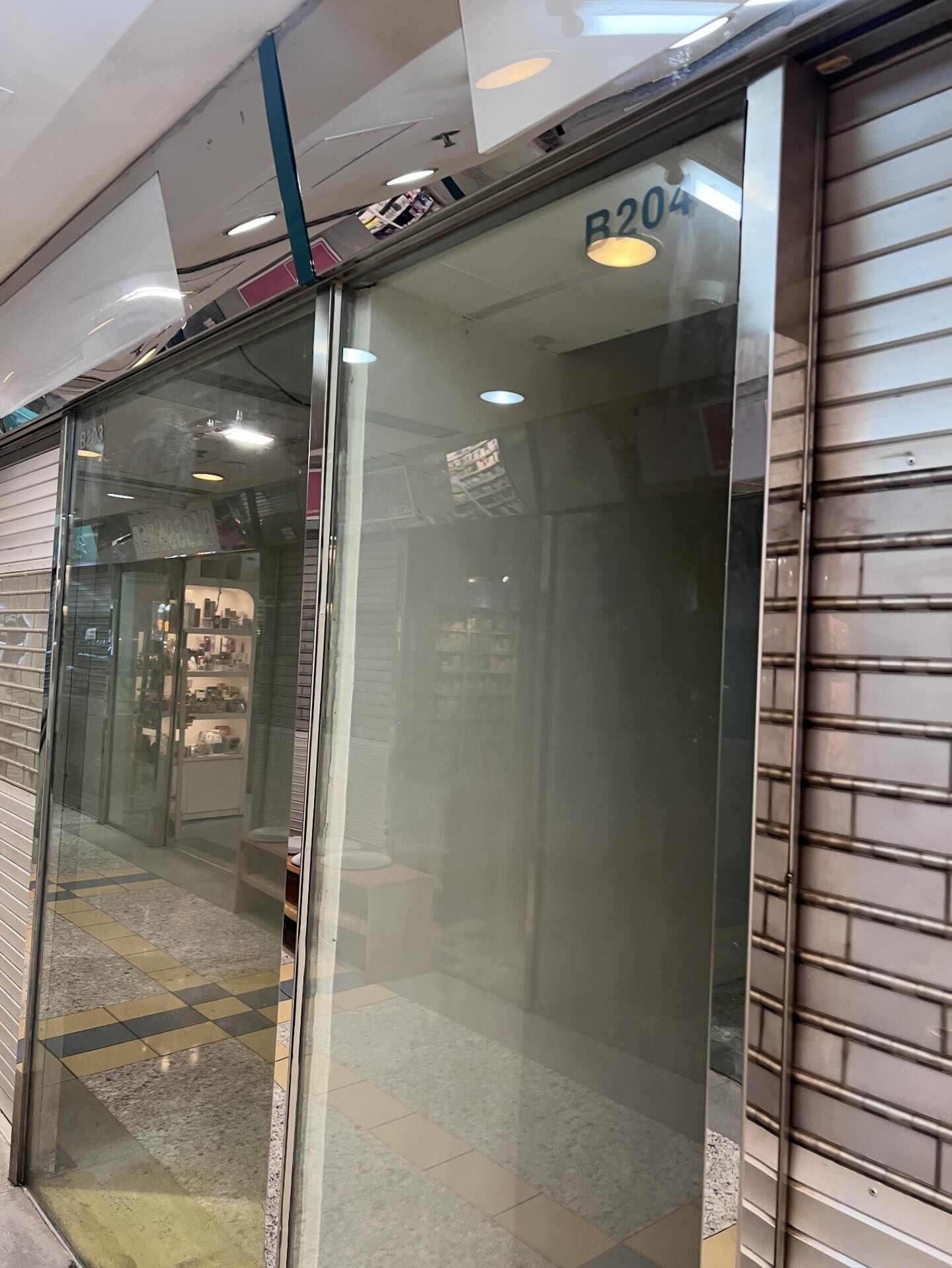 有網民發現位於旺角西洋菜南街的兆萬中心,多個鋪位空置(Threads)