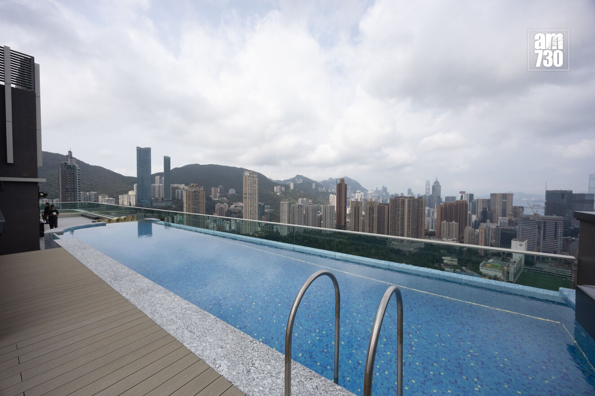 峻譽.渣甸山示範單位|2949呎現樓頂層特色戶 天台備15米長海景無邊際泳池 (多圖有片)|豪宅新盤