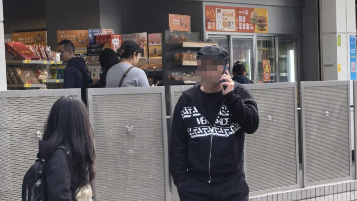 網上有帖文表示，東涌東薈城外有人疑偽冒衞生署控煙酒辦執法。(網上圖片)