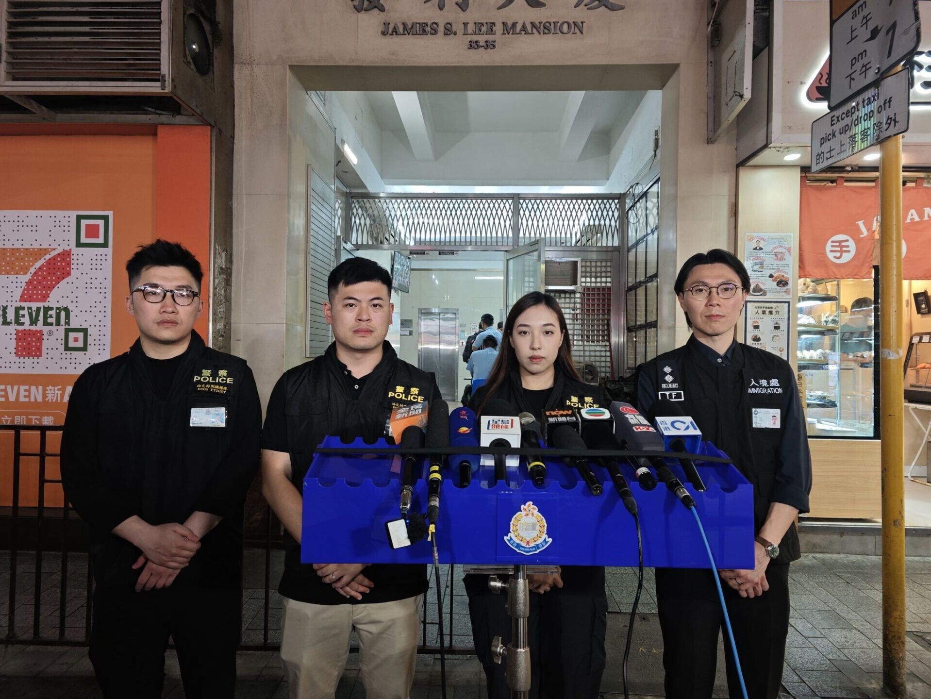 警方聯同入境處在尖沙咀發利大廈掃黃。