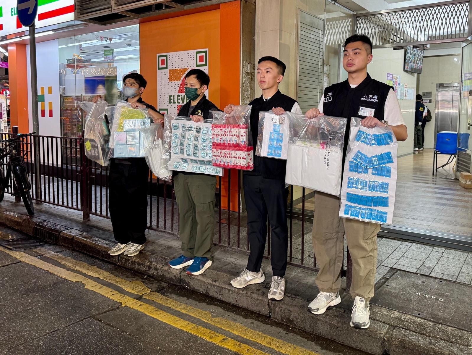 警方聯同入境處在尖沙咀發利大廈掃黃。