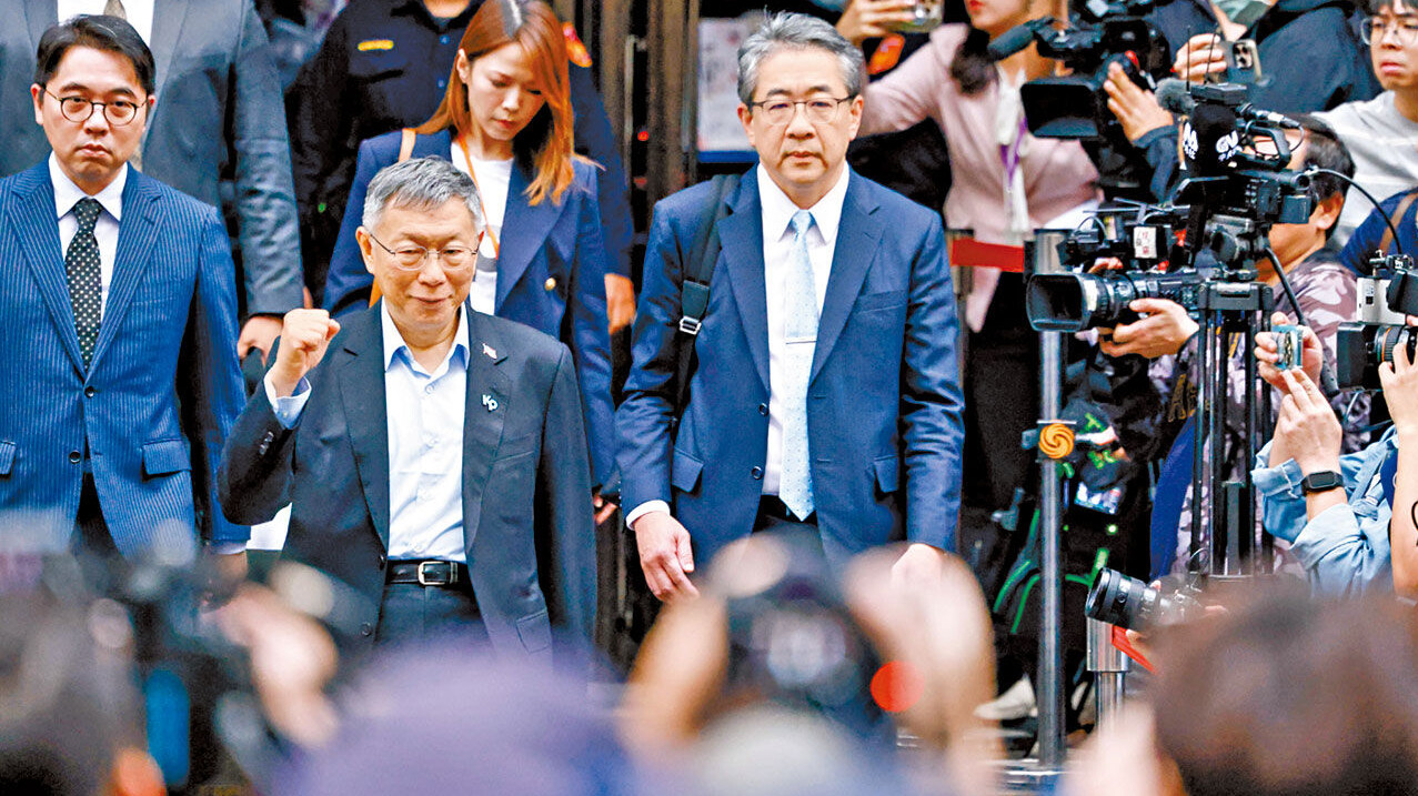 柯文哲聽取判決後離開法院。(路透社)