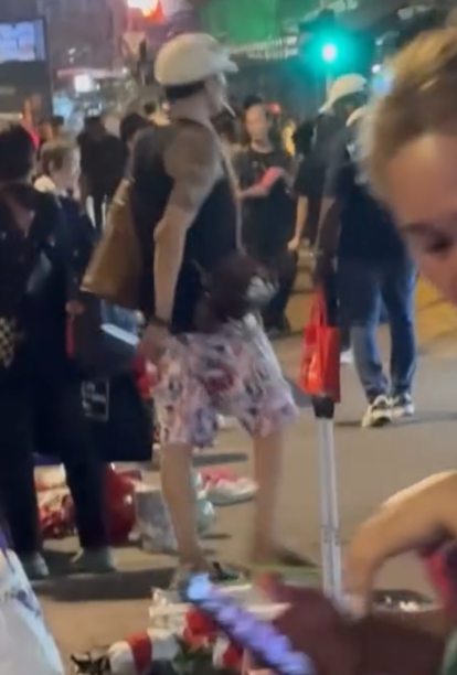 一名男子手持水果刀,旁若無人在深水埗鴨寮街人群中穿梭,惟其他途人未見有特別反應。(Threads)