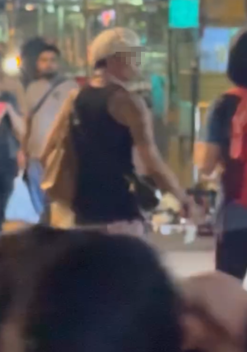 一名男子手持水果刀,旁若無人在深水埗鴨寮街人群中穿梭,惟其他途人未見有特別反應。(Threads)