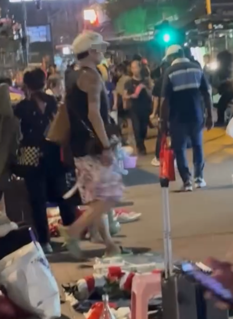 一名男子手持水果刀,旁若無人在深水埗鴨寮街人群中穿梭,惟其他途人未見有特別反應。(Threads)