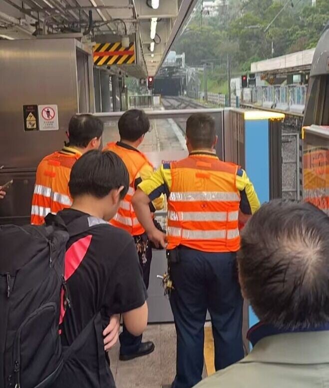 有人疑進入路軌範圍,東鐵綫現時服務受阻。(Threads)
