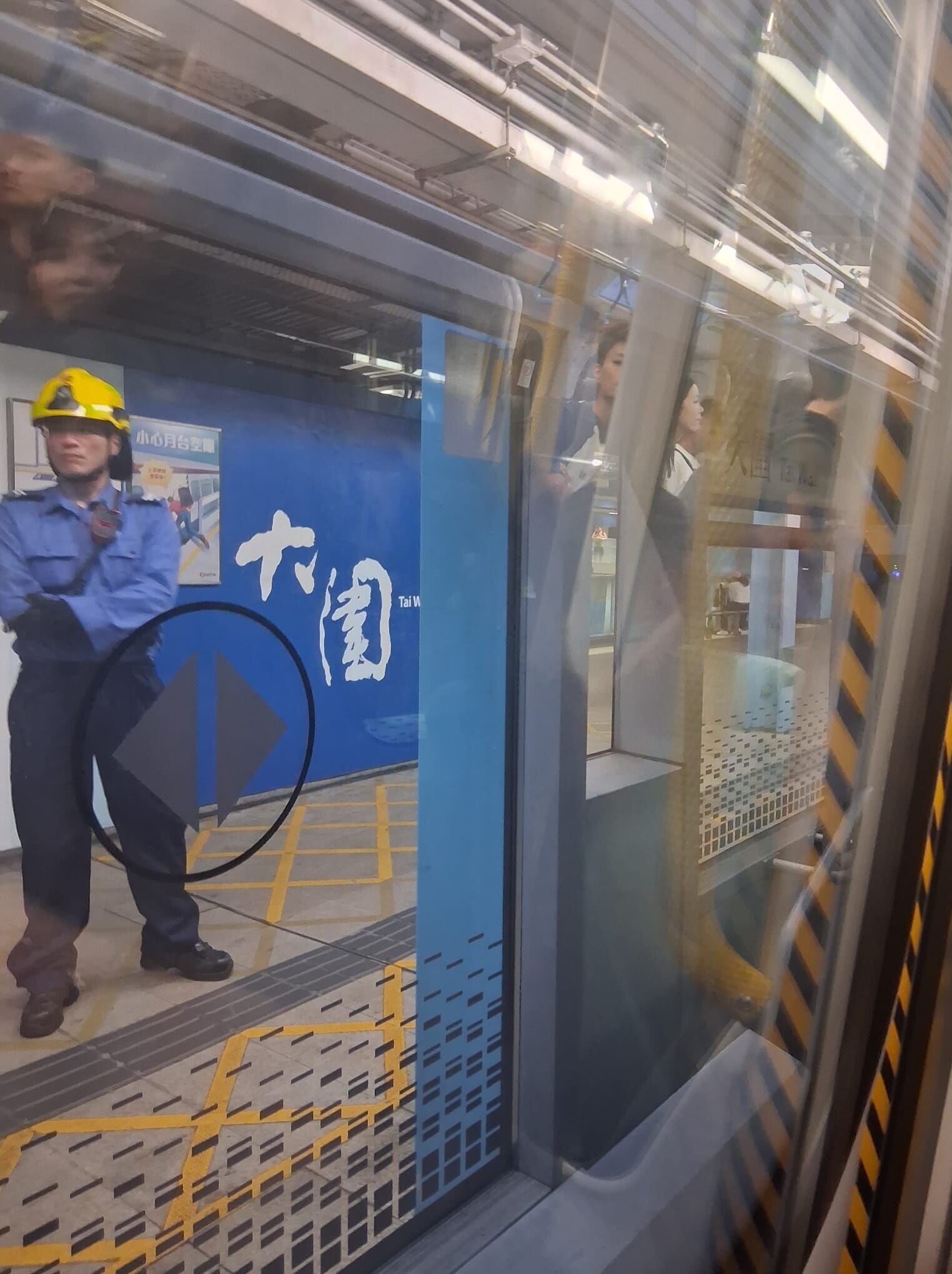 東鐵綫列車由九龍塘站前往大圍站途中,車尾駕駛室的緊急出口斜道被打開,大圍站一度有大批乘客等候。(讀者提供)