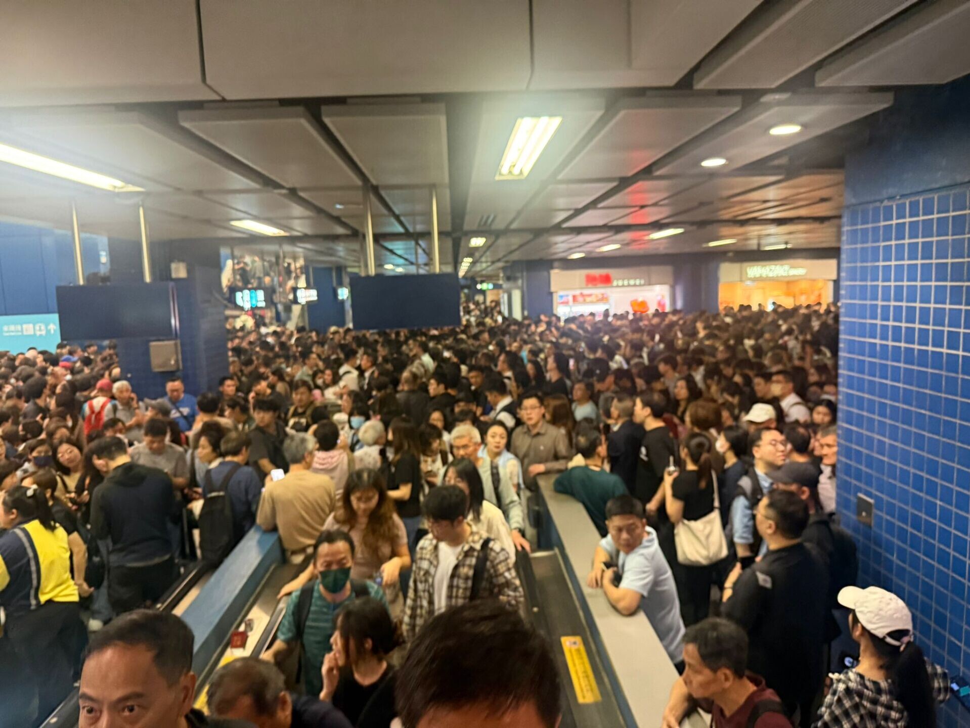東鐵綫列車由九龍塘站前往大圍站途中,車尾駕駛室的緊急出口斜道被打開,大圍站一度有大批乘客等候。(讀者提供)