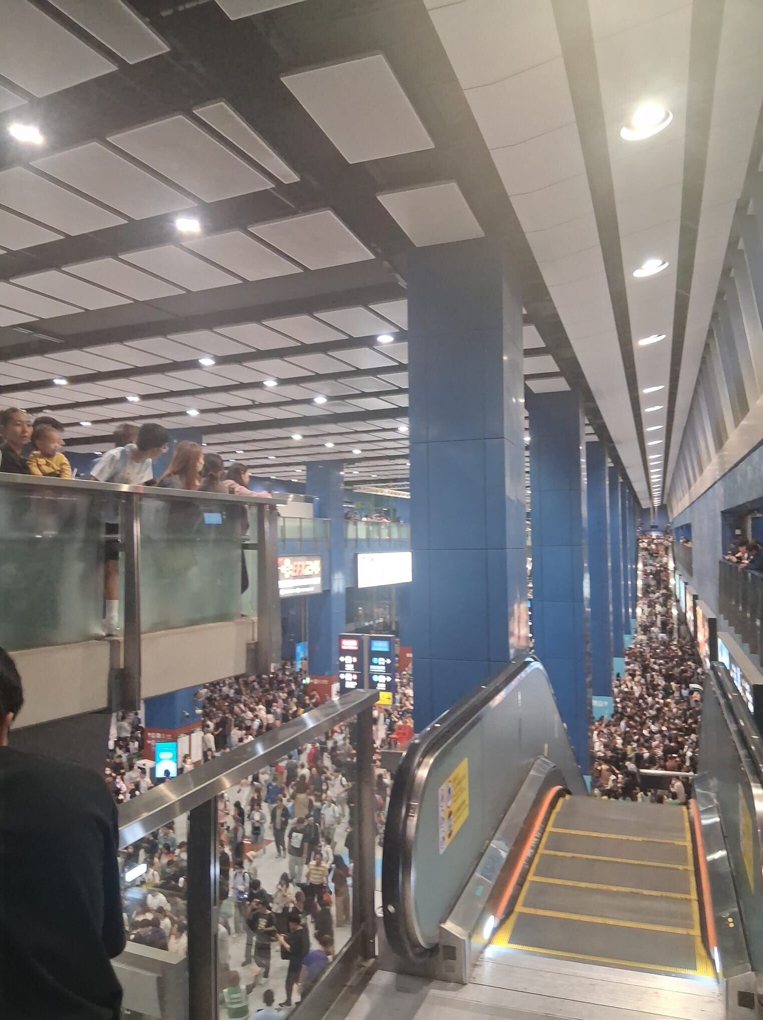 東鐵綫列車由九龍塘站前往大圍站途中,車尾駕駛室的緊急出口斜道被打開,大圍站一度有大批乘客等候。(讀者提供)