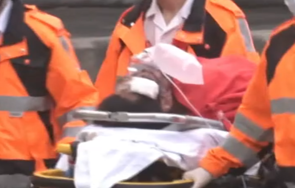 男子受傷懷疑觸電,由救護員用擔架車抬離路軌範圍,由救護車送院, 當時要戴上呼吸面罩(NOW新聞台)
