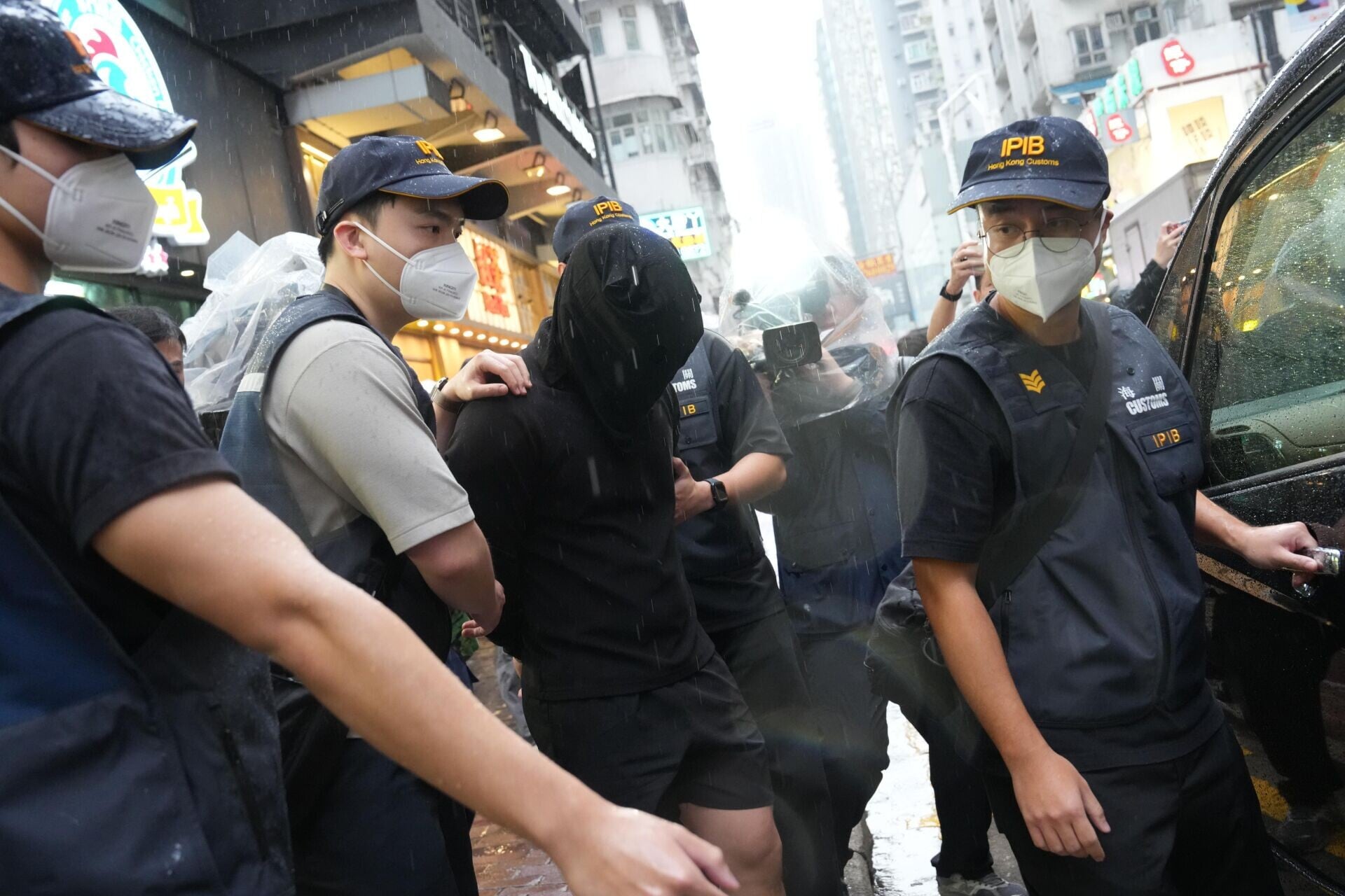 訛稱中獎誘市民兌換禮品再迫簽約,兩健身中心職員被捕。