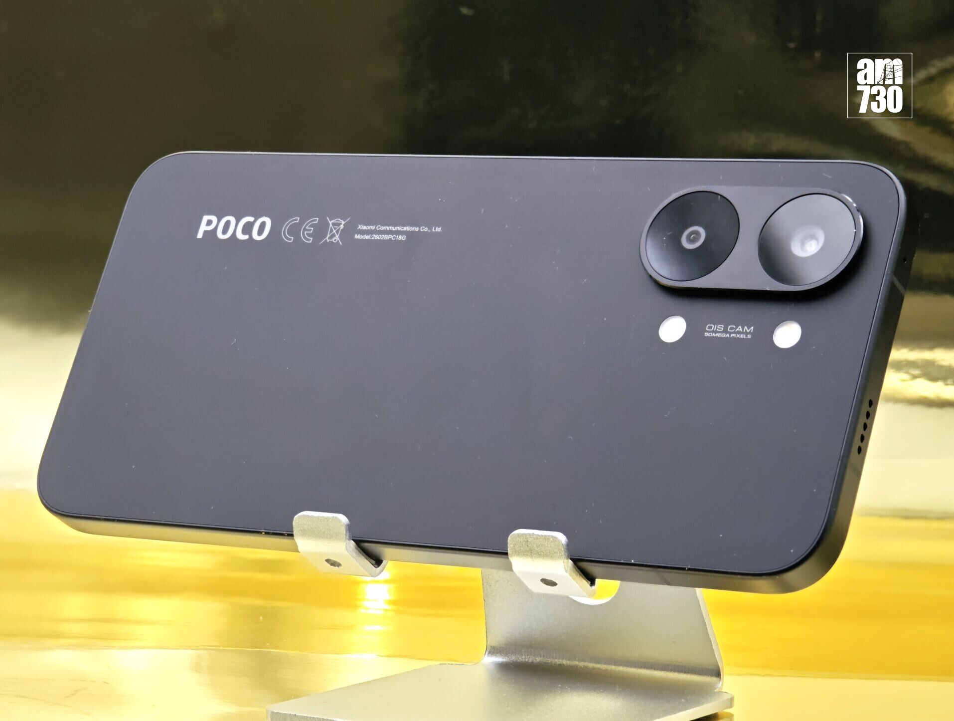 POCO X8 Pro Max黑色機身最簡約低調,完全沒有電競手機感覺。