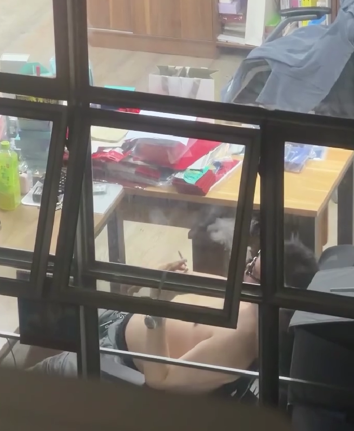 觀塘工業大廈一名男子由單位內扔未熄的煙頭到街外(Threads影片截圖)