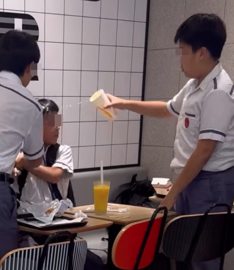 麥當勞爆疑校園欺凌 兩男生掌摑同學兼淋飲品 大叔挺身制止 (@Threads圖片)
