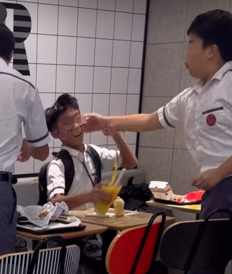 麥當勞爆疑校園欺凌 兩男生掌摑同學兼淋飲品 大叔挺身制止 (@Threads圖片)