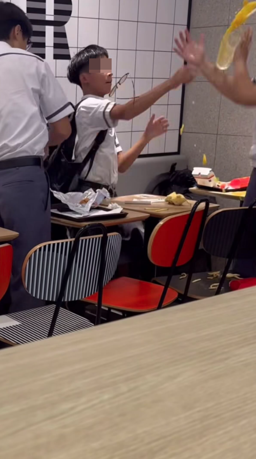 麥當勞爆疑校園欺凌 兩男生掌摑同學兼淋飲品 大叔挺身制止 (@Threads圖片)
