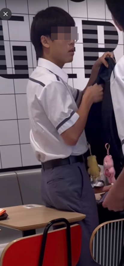 麥當勞爆疑校園欺凌 兩男生掌摑同學兼淋飲品 大叔挺身制止 (@Threads圖片)