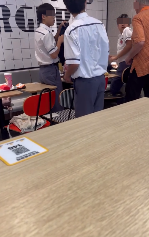 麥當勞爆疑校園欺凌 兩男生掌摑同學兼淋飲品 大叔挺身制止 (@Threads圖片)