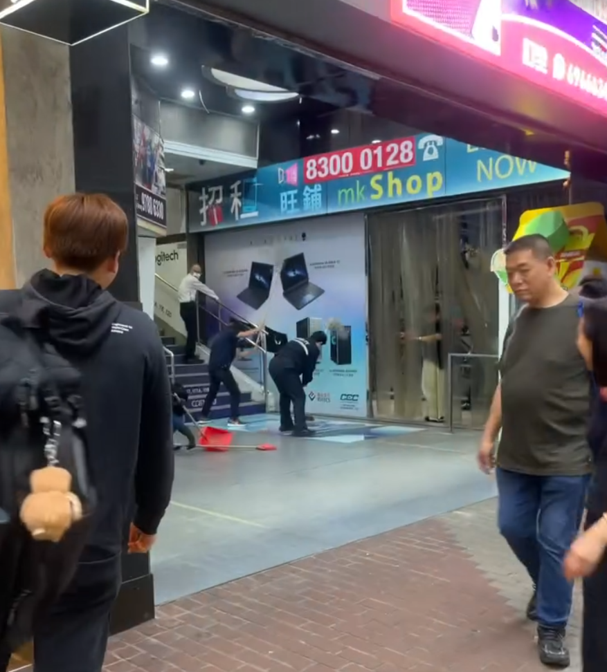 旺角電腦中心地下大堂一名女商場保安員及一名女清潔工,分別以地拖瘋狂「圍攻」一隻體形壯碩老鼠。(Threads)