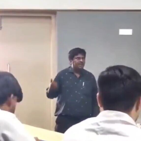 Abdul走下講台後,他求婚的女學生上前對質,並要求他去找校長。(YouTube)