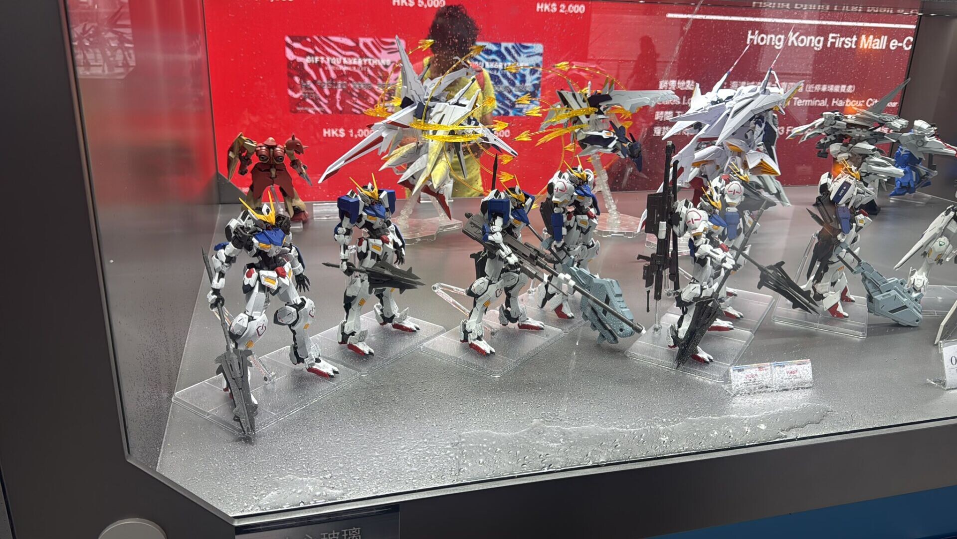 尖沙咀海港城與Bandai Namco Asia舉行大型動漫主題活動,受大雨影響展區放置高達模型的位置受波及「入水」。(Bobby Cheng@高達同好聚FB)
