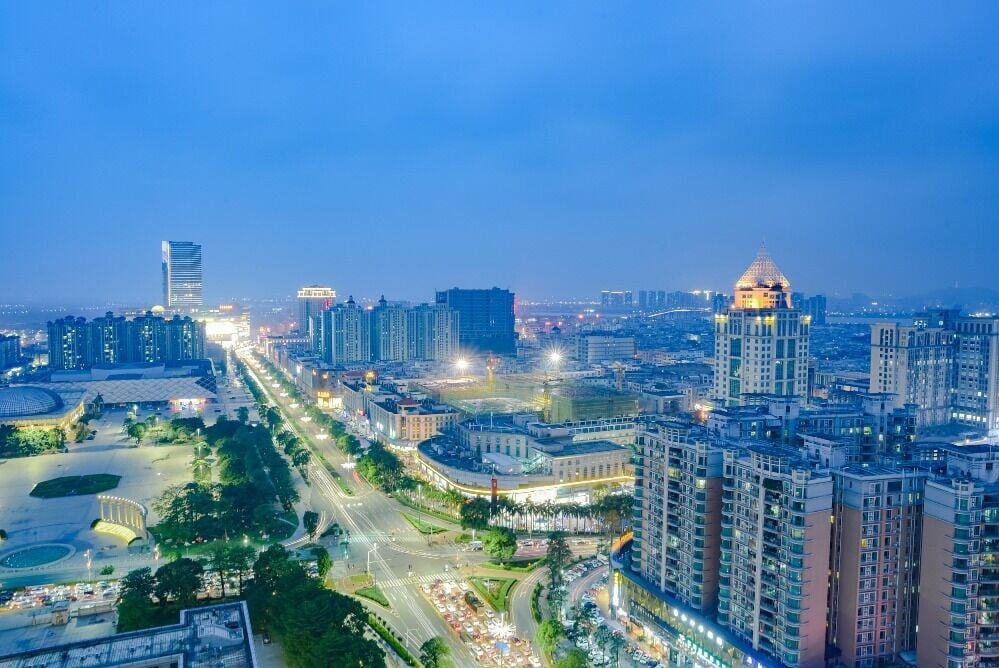 白天的中山古鎮,跟一般中國小型城市沒太大分別,但入夜後,街道兩旁都是閃閃發光的燈飾,這個「中國燈飾之都」果真名不虛傳。(圖片來源:視覺中國)