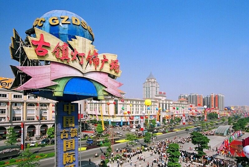 中山古鎮大大小小燈飾商店,多達三萬八千家,而燈飾銷量佔全國市場七成、全世界五成。(網上圖片)