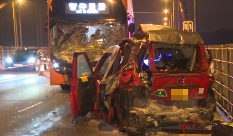 青馬大橋故障的士遭巴士猛撼,司機乘客送院亡,車長涉危駕被捕。(有線新聞截圖)