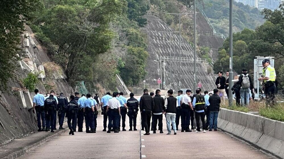 葵涌43歲持刀男中2槍被制服，留醫10日不治。(大批警員21日地毯式搜索彈頭)