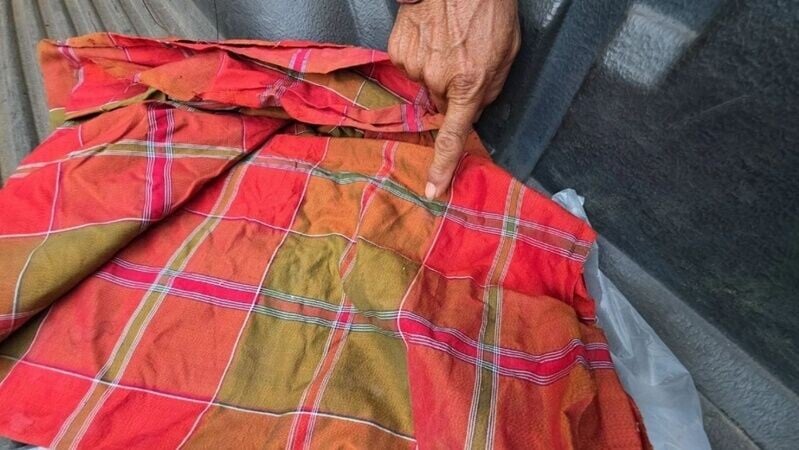 65歲男受害人展示春給他的擦拭精液沙龍布「聖物」。(X)