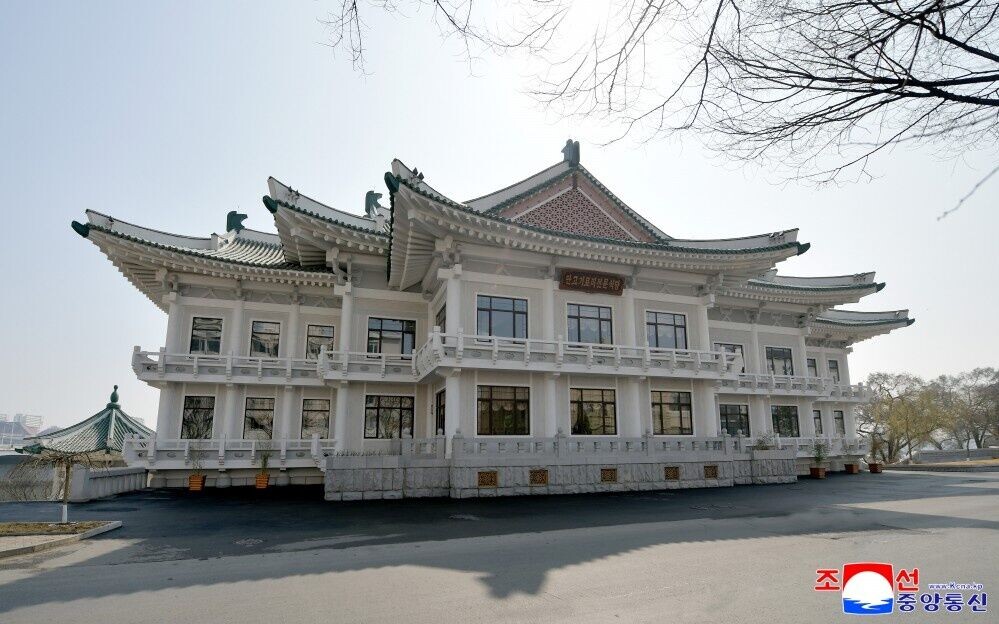 餐廳的主樓是兩層樓高的建築,屋頂是韓式風格,走廊沿著大同江岸延伸。(朝中社)